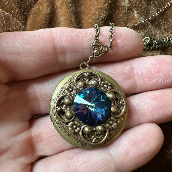 Locket☺️ Must bundle! 3 for $10 or 4 for $15 etc - Picture 5 of 6